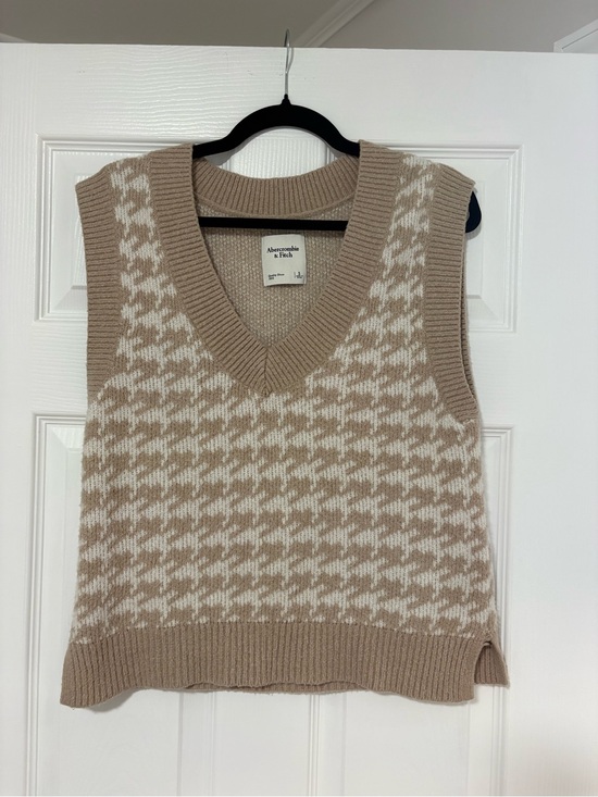 Abercrombie & Fitch Sweaters - Abercrombie & Fitch Beige and Cream Houndstooth V-Neck Sweater Vest